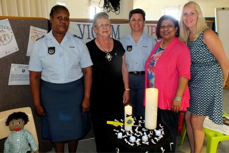  Vlnr is Kol Moshi, me Lucile Mangiagalli, sersant AdÃ©le Visser, Juanne en Nelia tydens die aansteek van â€˜n Kerse-seremonie